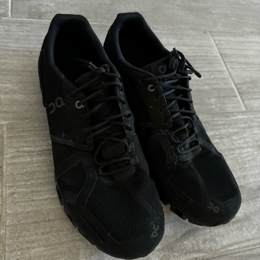 Men’s all black On Clouds
